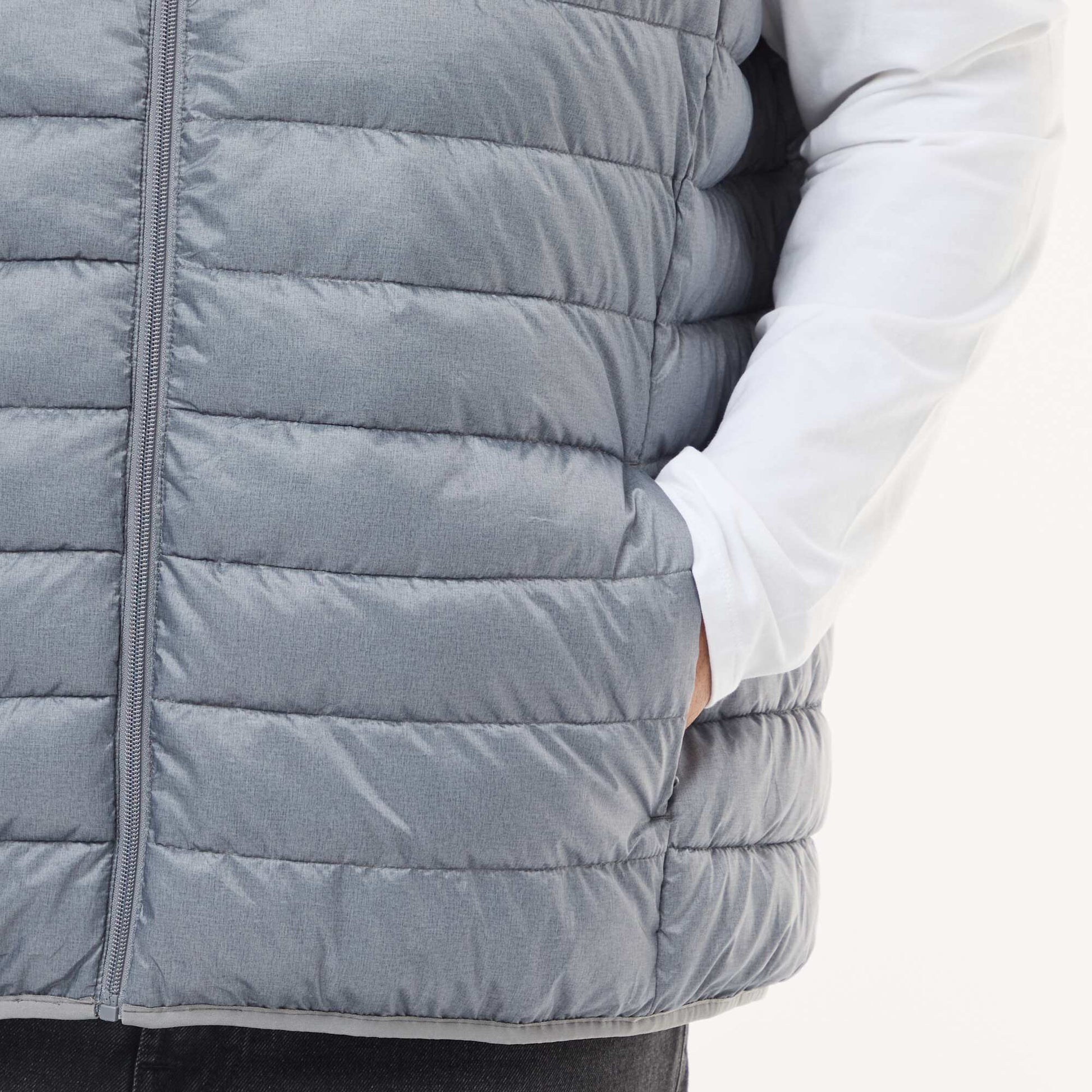Chaleco acolchado ligero sin mangas con cuello alto GRIS