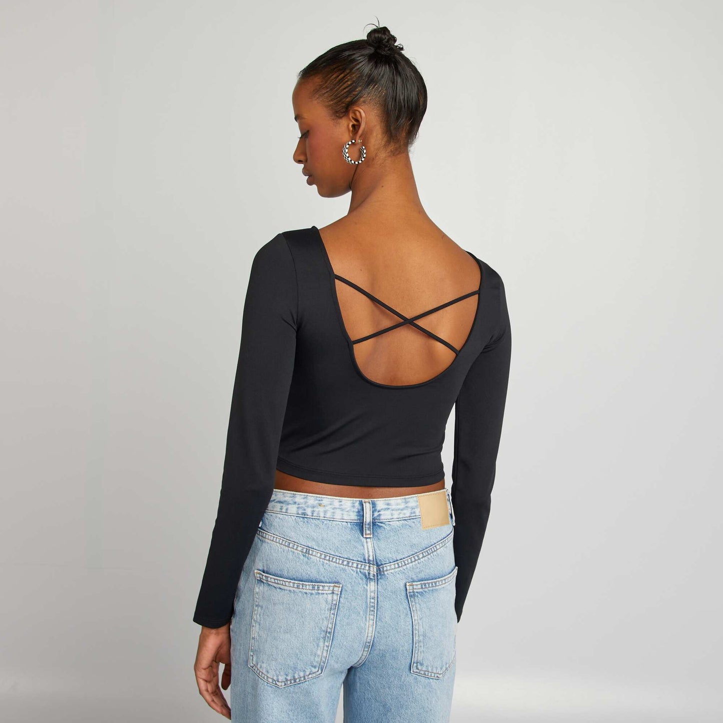Camiseta crop top cruzada en la parte trasera NEGRO
