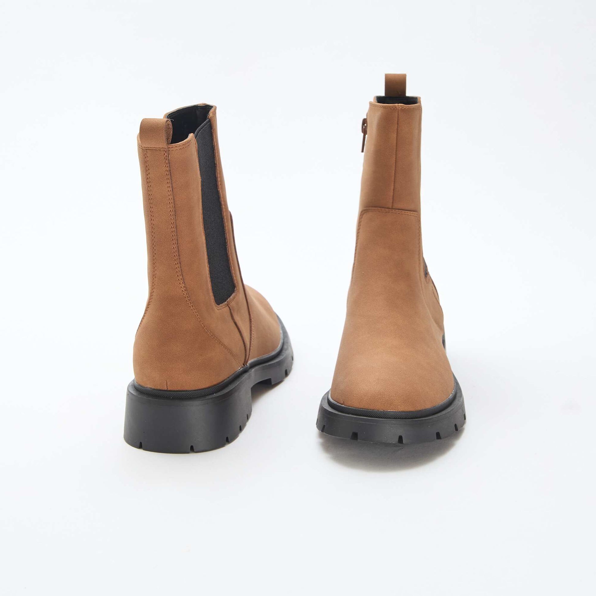 Botines modelo Chelsea de material sintético con fuelles elásticos MARRON