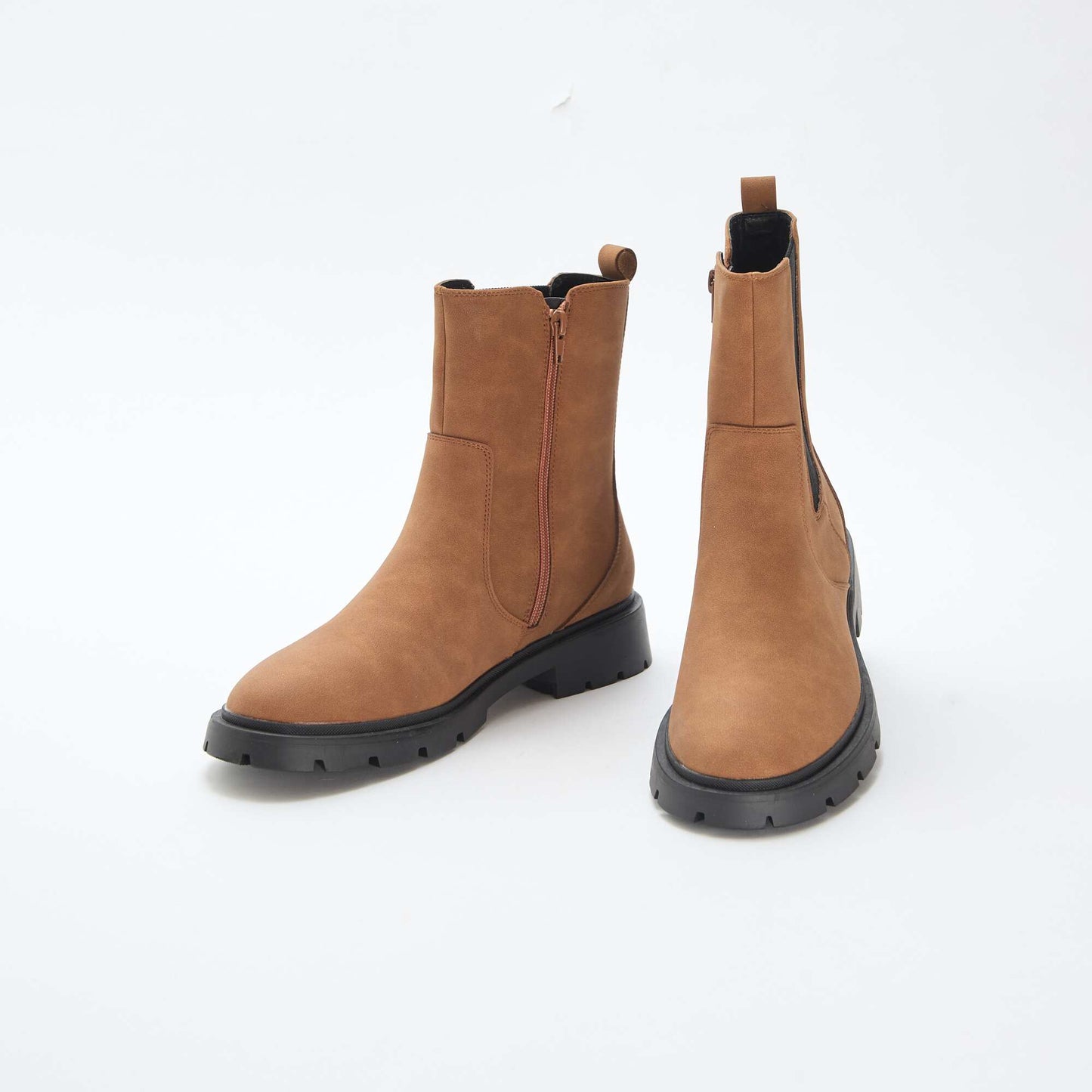 Botines modelo Chelsea de material sintético con fuelles elásticos MARRON
