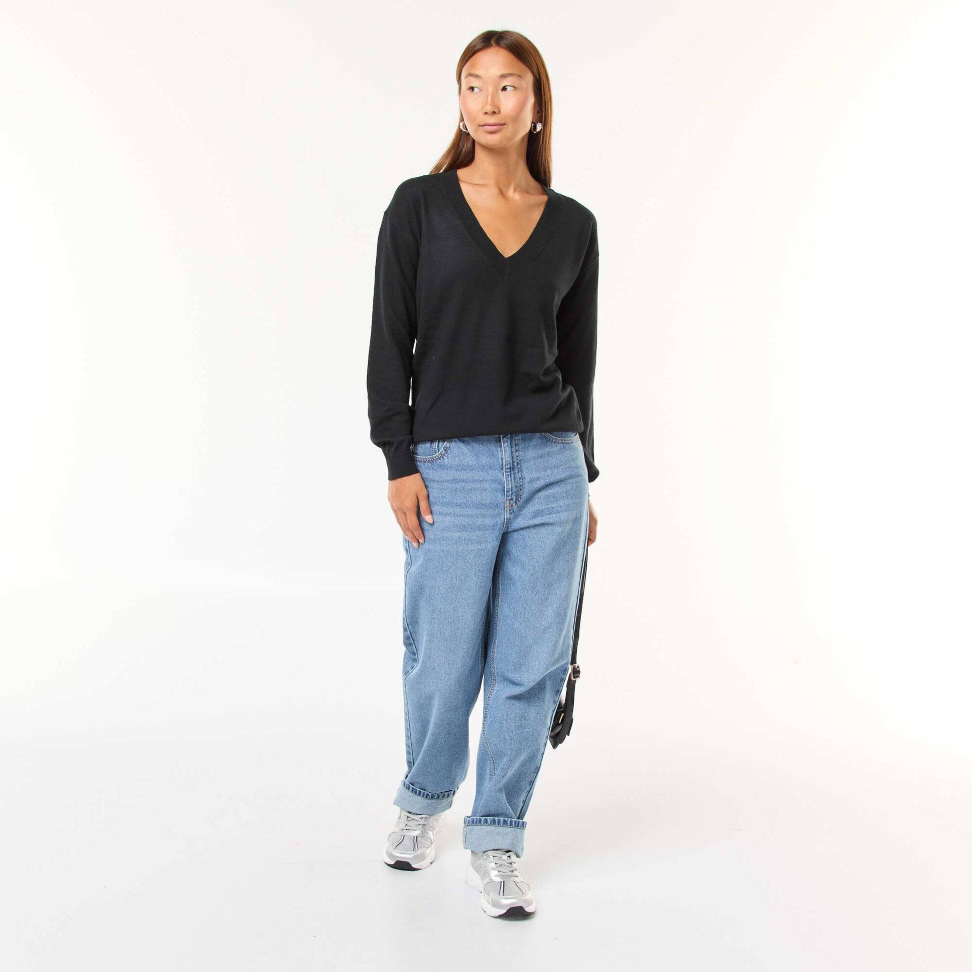 Sweater de punto fino con cuello de pico NEGRO