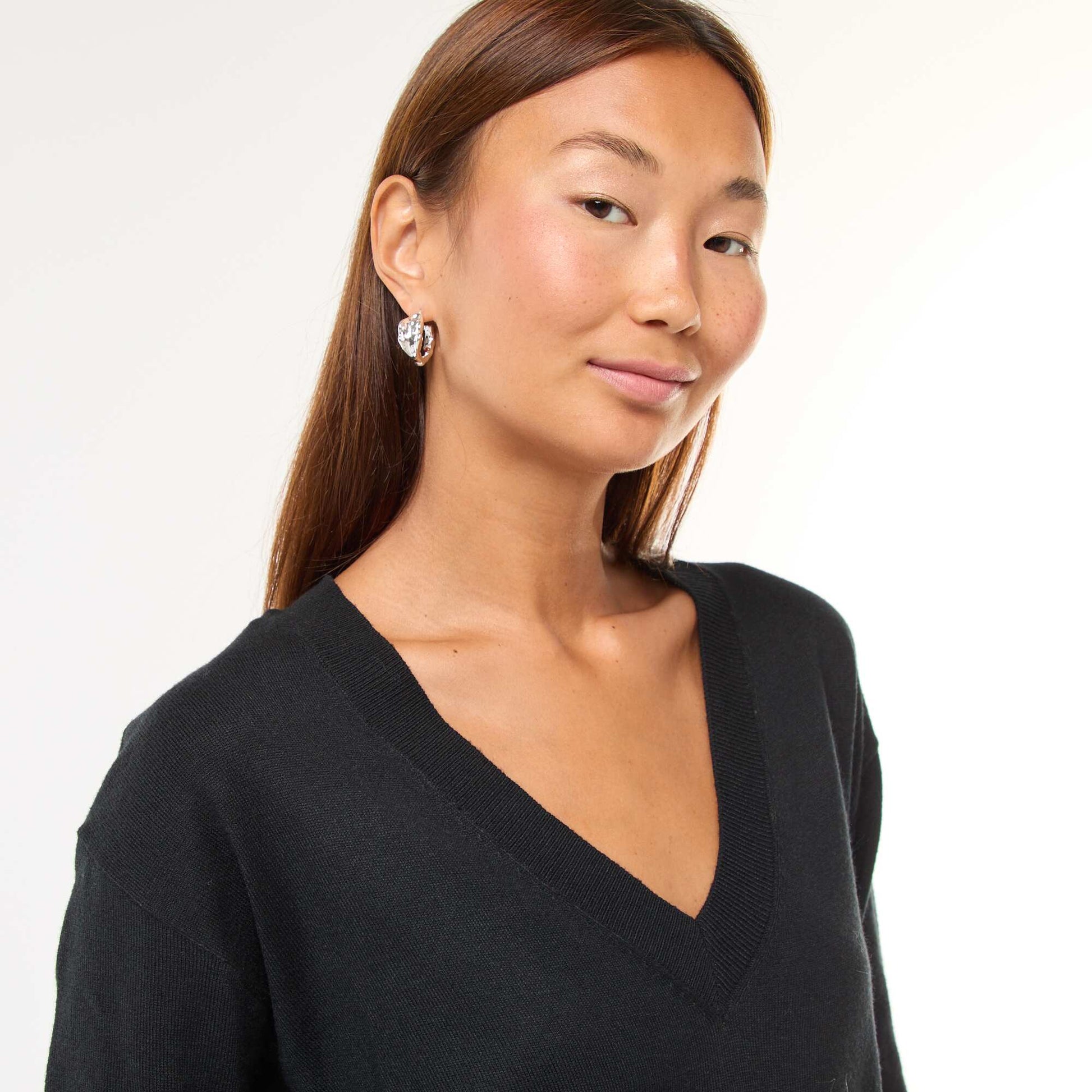 Sweater de punto fino con cuello de pico NEGRO