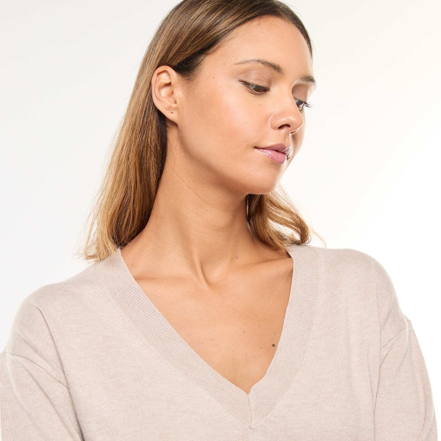 Sweater de punto fino con cuello de pico BEIGE