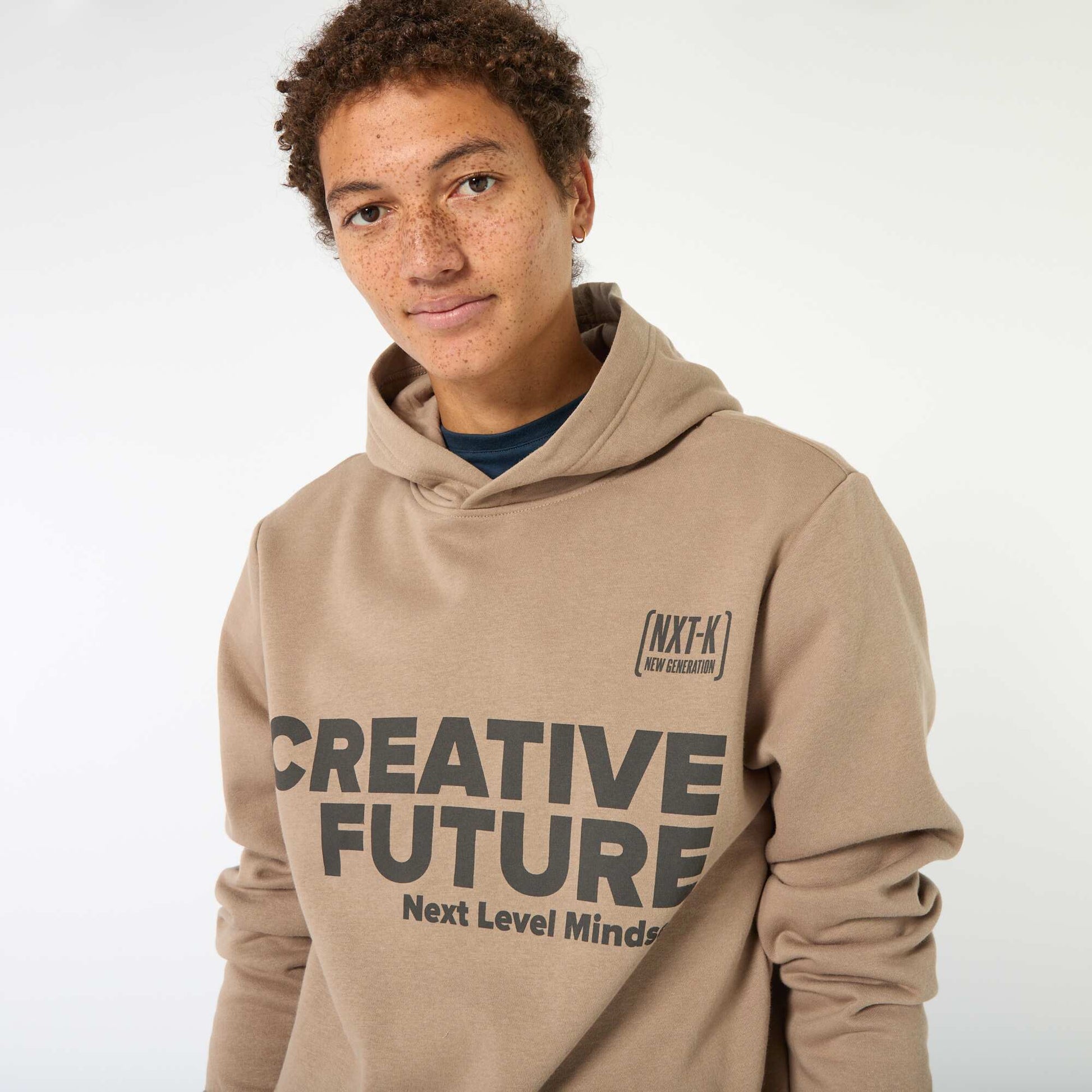 Buzo estampada con diseño fantasía en algodón liso BEIGE