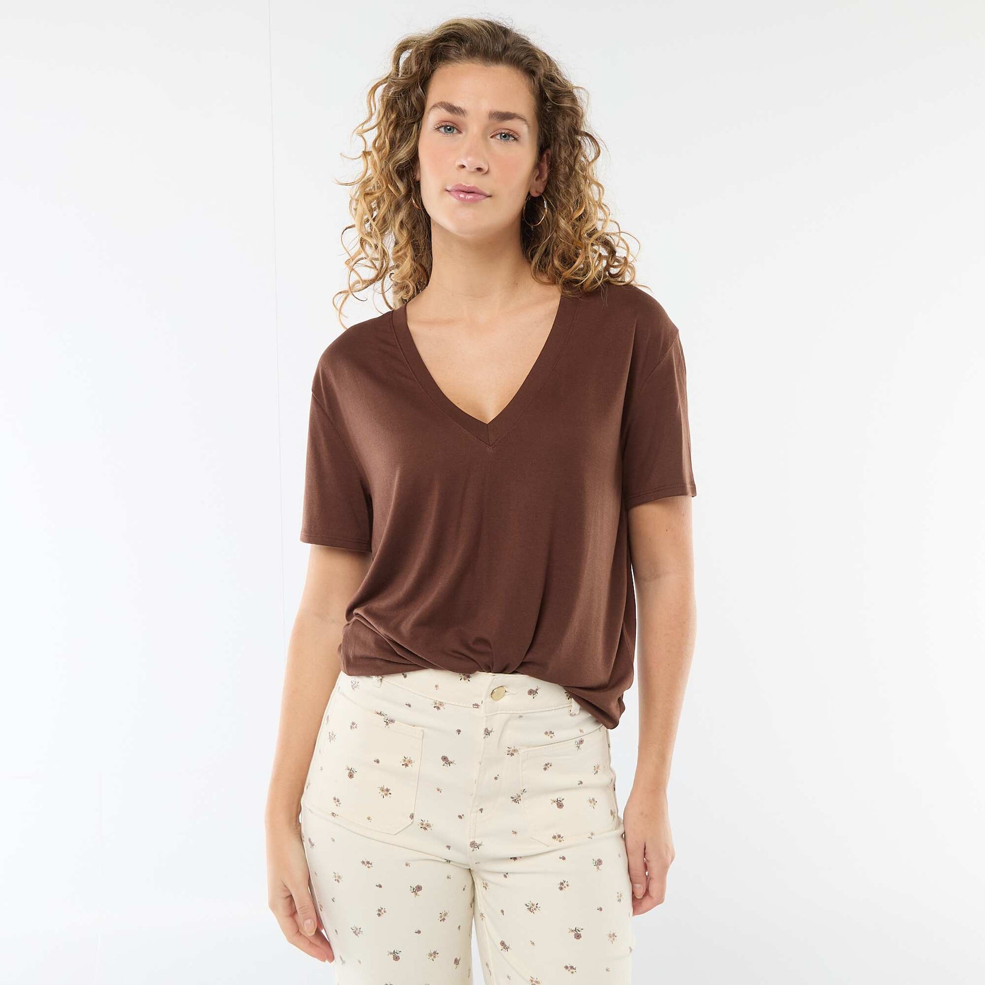 Camiseta de manga corta cuello de pico MARRON