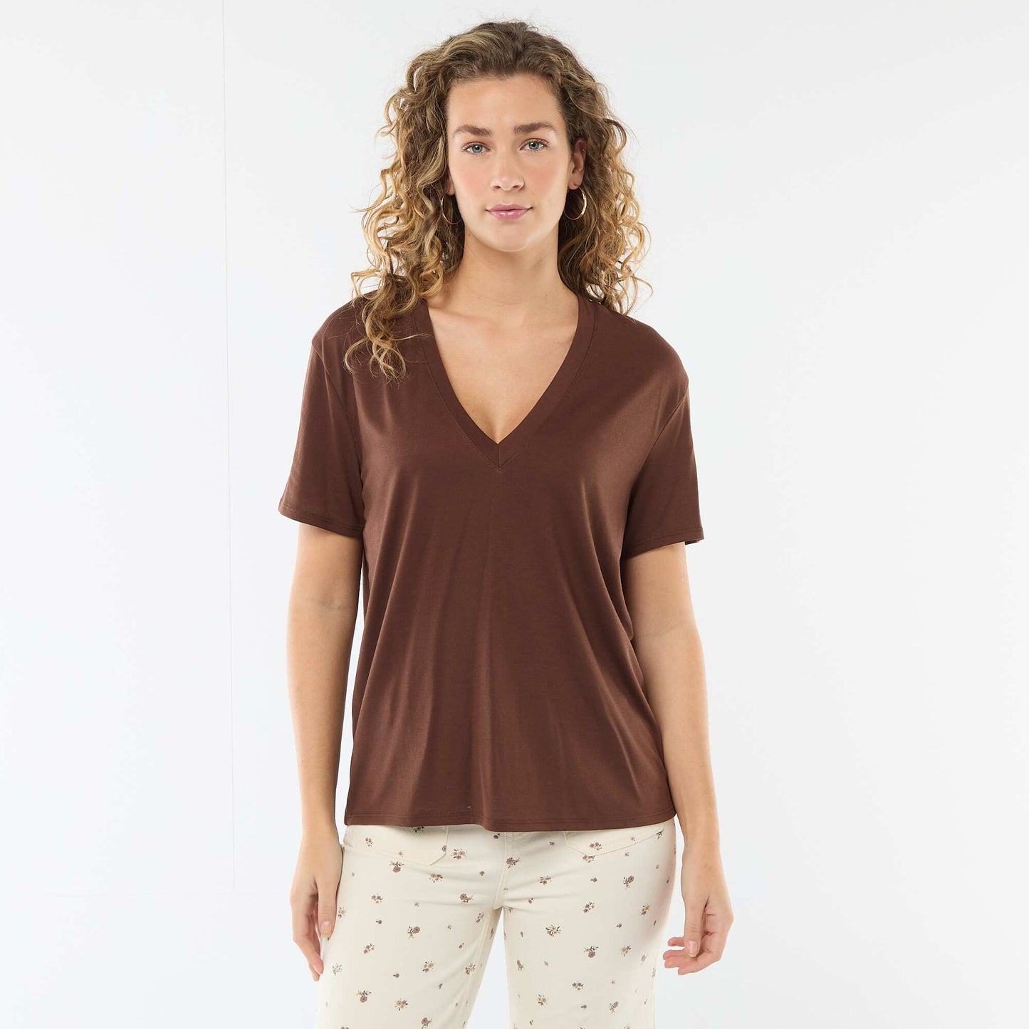Camiseta de manga corta cuello de pico MARRON