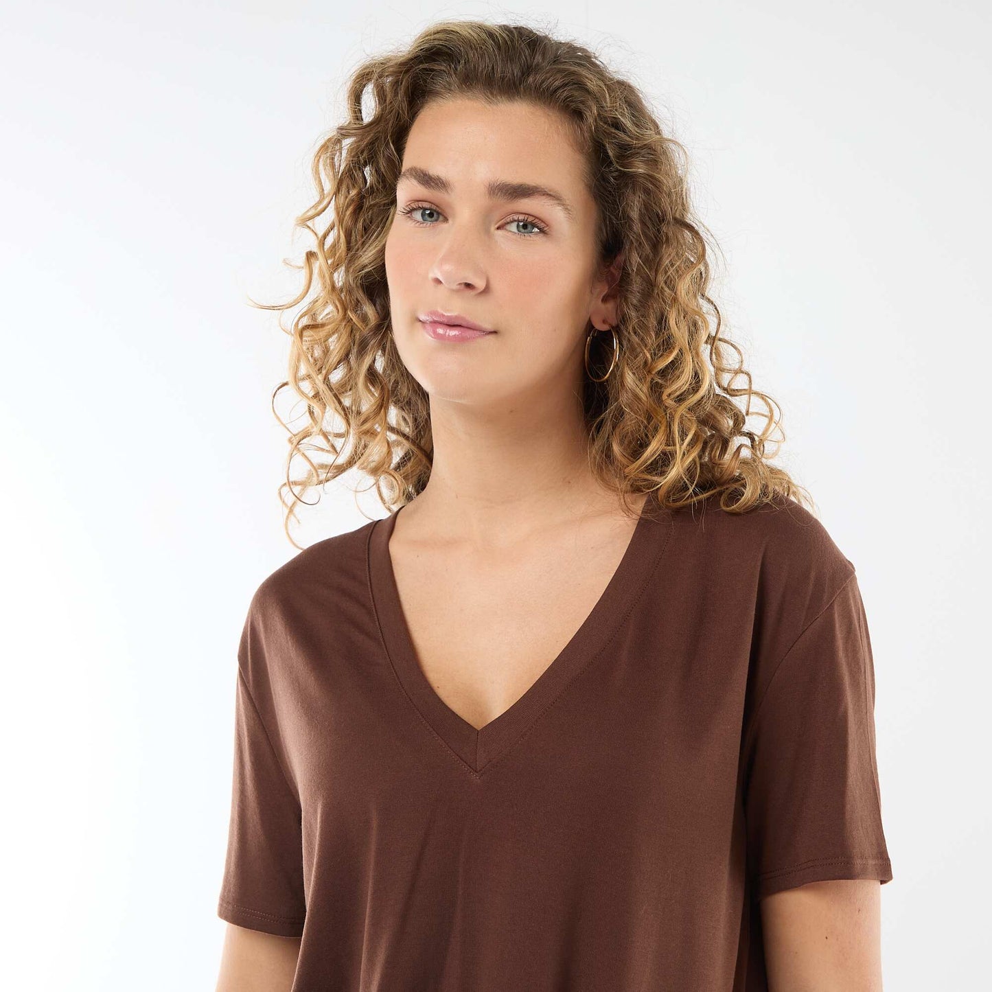 Camiseta de manga corta cuello de pico MARRON