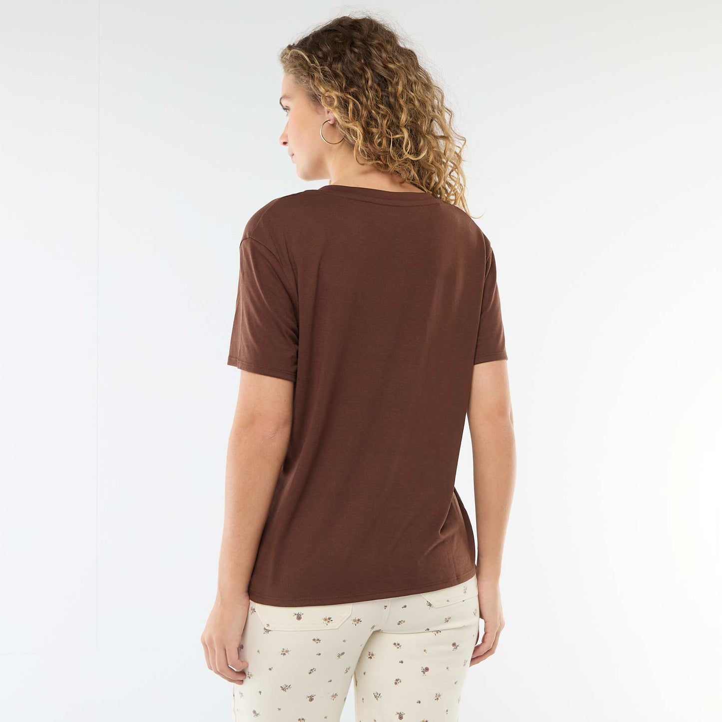 Camiseta de manga corta cuello de pico MARRON
