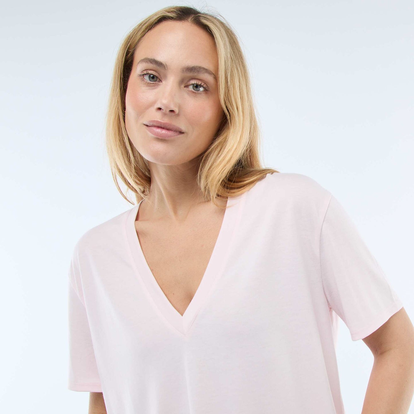 Camiseta de manga corta cuello de pico ROSA
