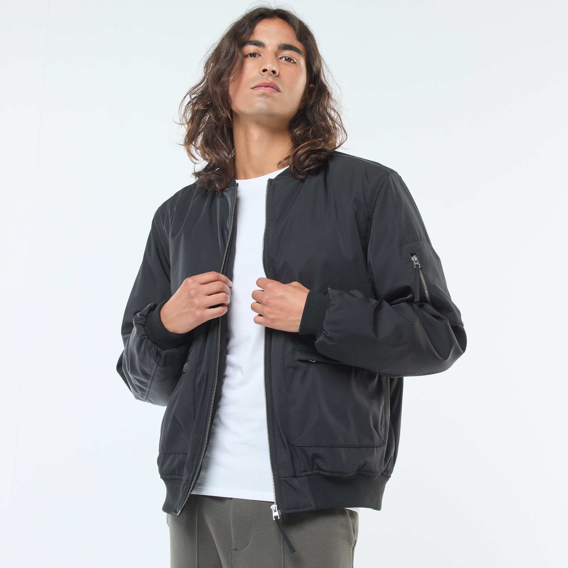 Campera estilo aviador con bolsillos de fuelle doble entrada NEGRO