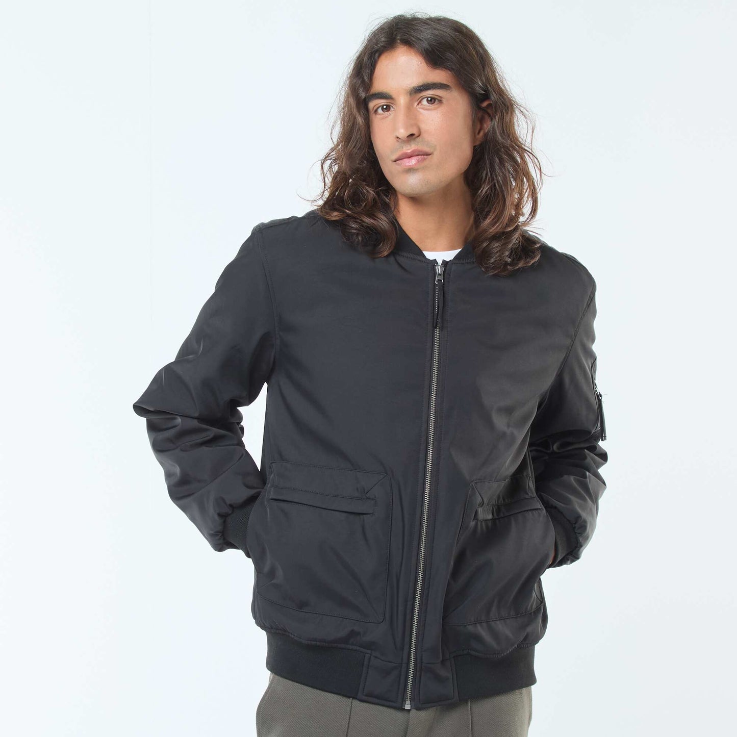 Campera estilo aviador con bolsillos de fuelle doble entrada NEGRO