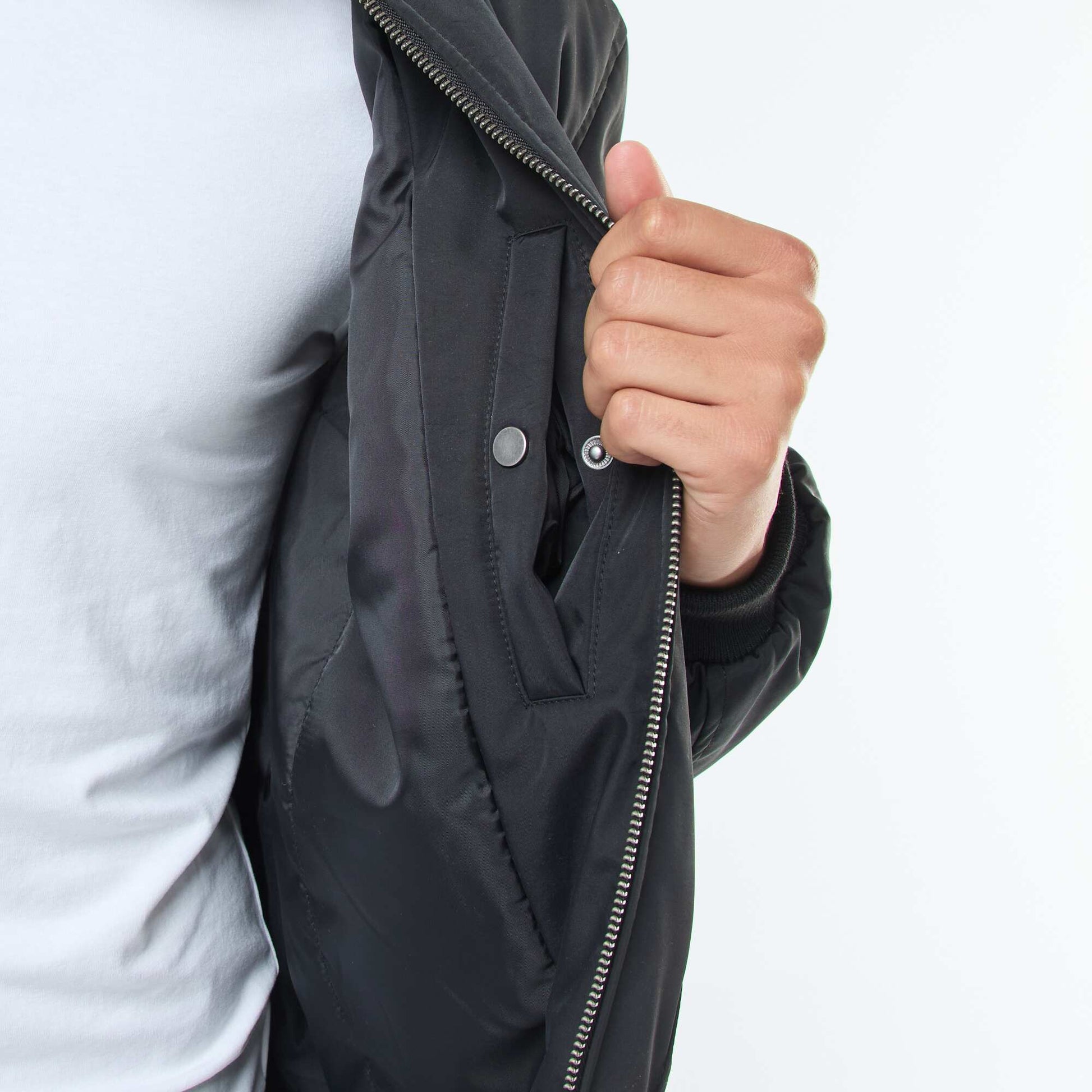 Campera estilo aviador con bolsillos de fuelle doble entrada NEGRO