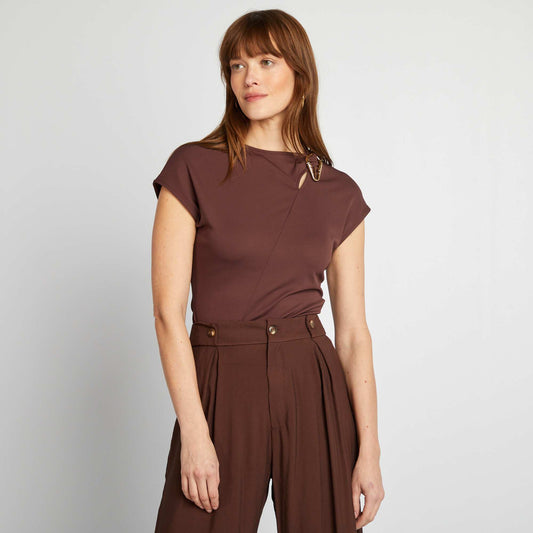 Camiseta satinada con hebilla metálica en el cuello MARRON