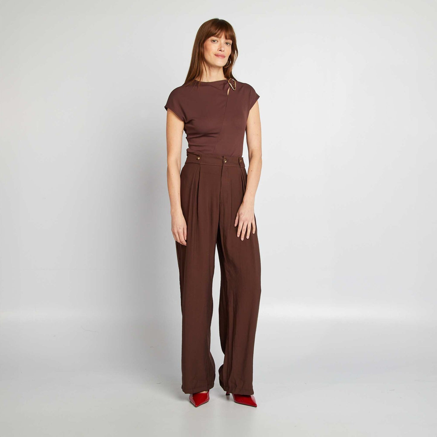 Camiseta satinada con hebilla metálica en el cuello MARRON