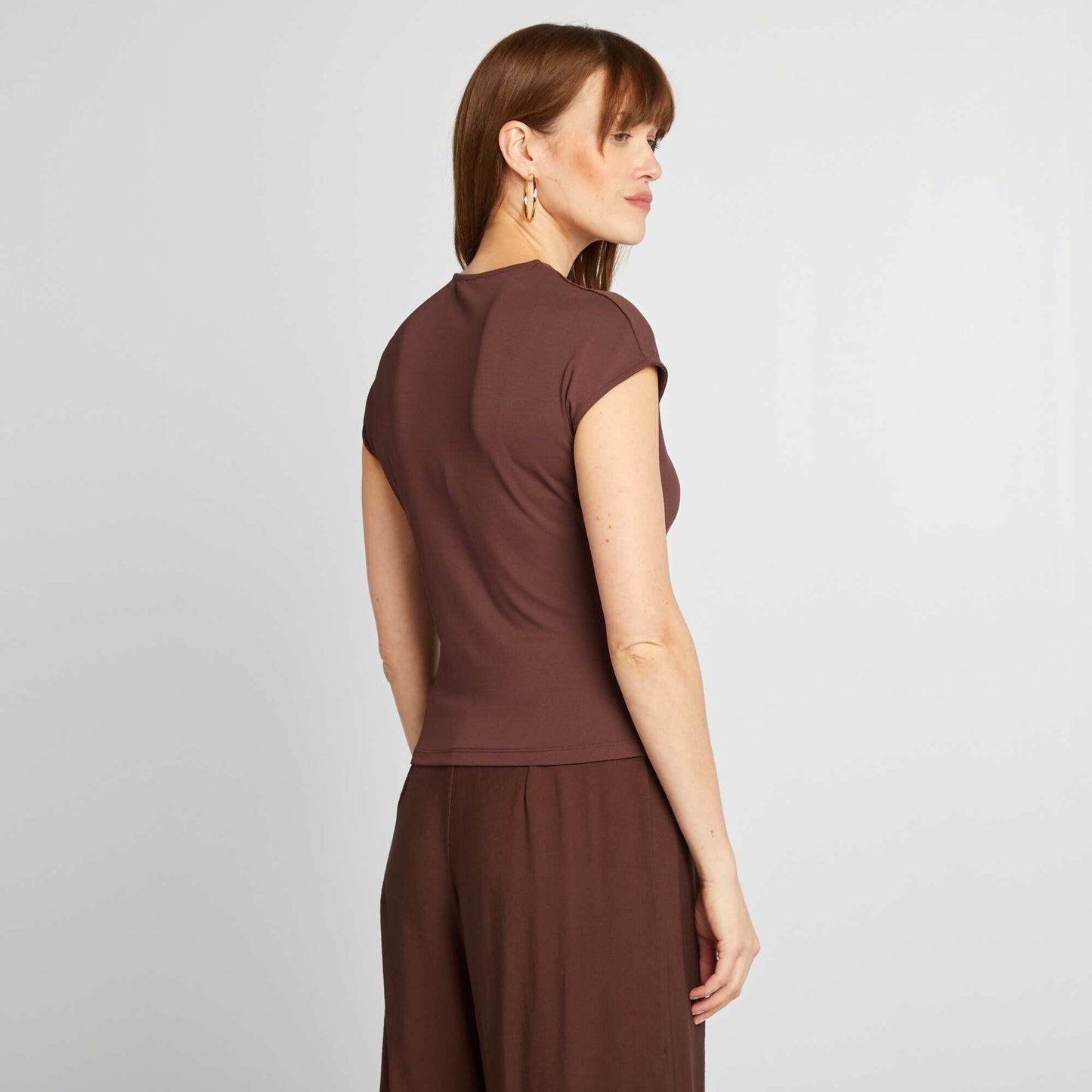 Camiseta satinada con hebilla metálica en el cuello MARRON