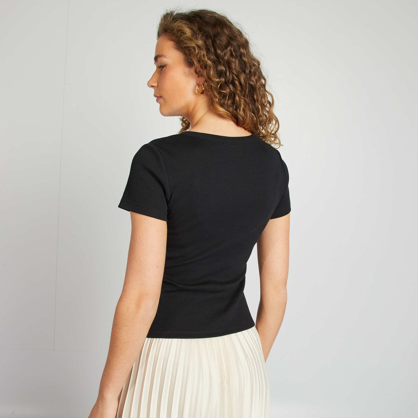 Camiseta de canalé con botones NEGRO