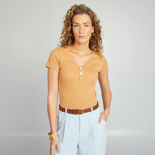 Camiseta de canalé con botones BEIGE