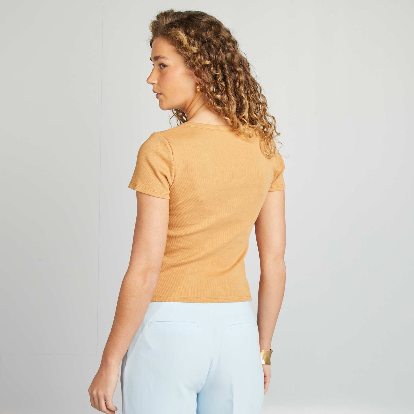 Camiseta de canalé con botones BEIGE