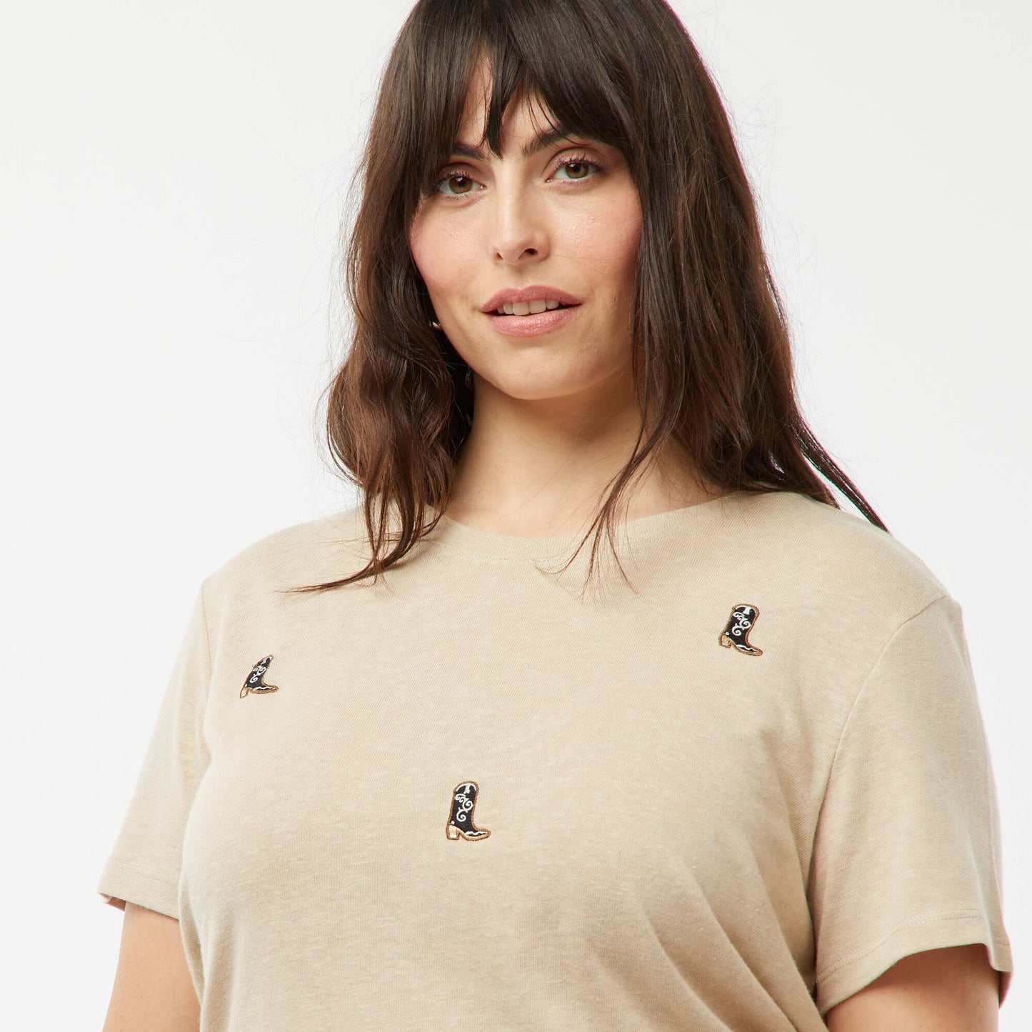 Camiseta de manga corta con bordados 'botas western' BEIGE