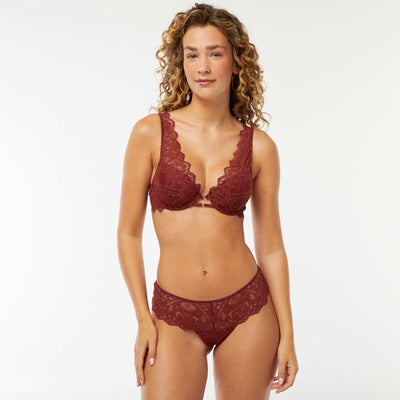 Tanga de encaje transparente con joya fantasía ROJO