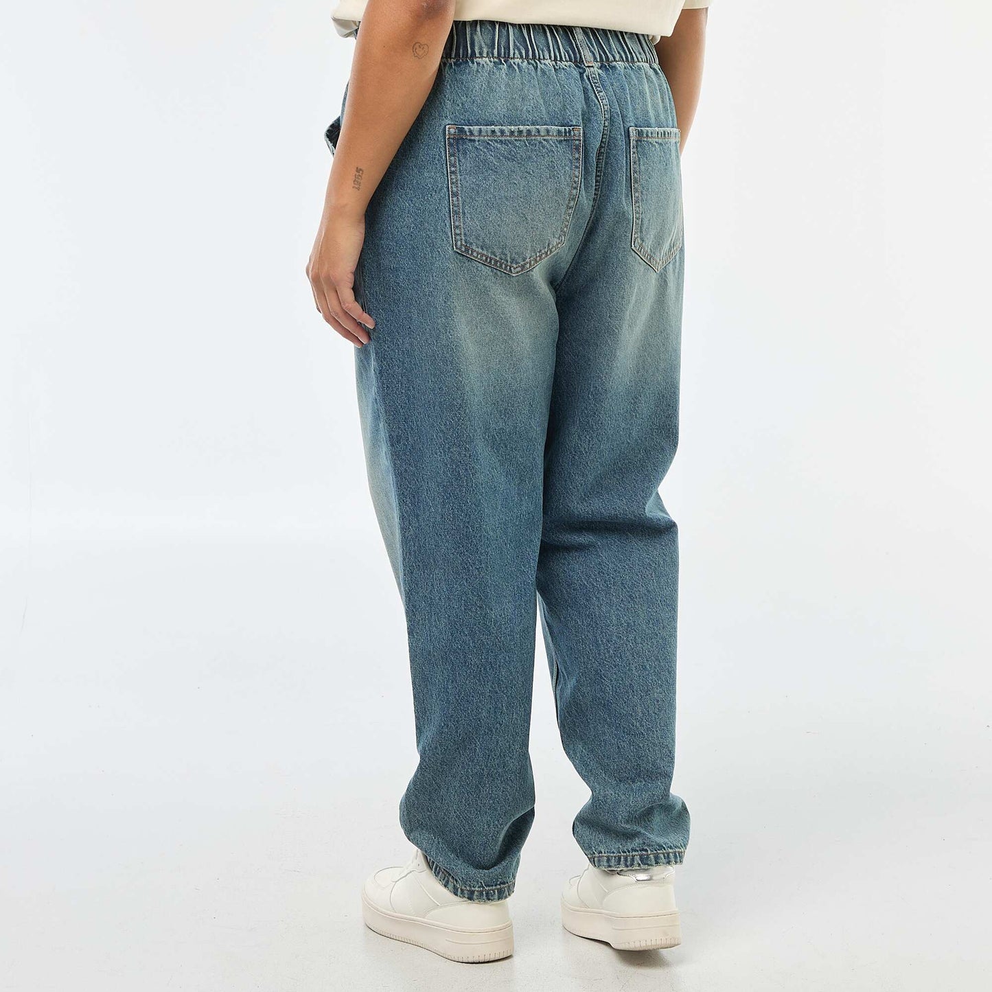 Jeans mom con cintura elástica AZUL