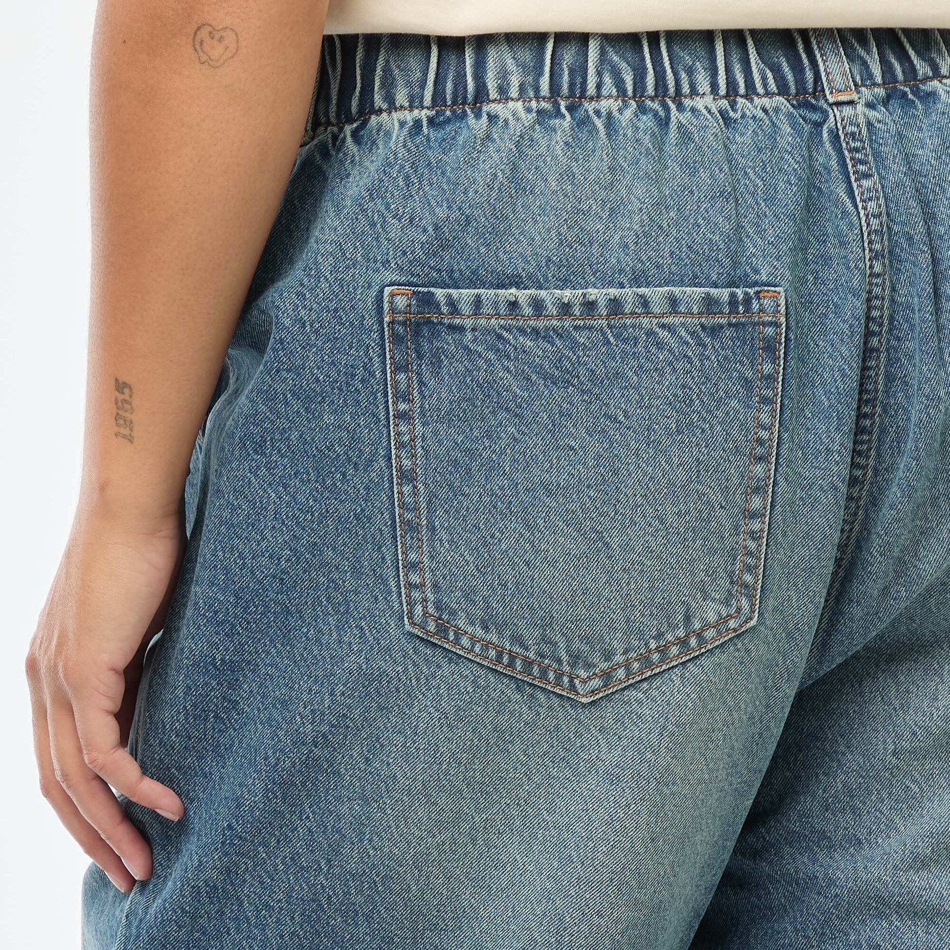 Jeans mom con cintura elástica AZUL