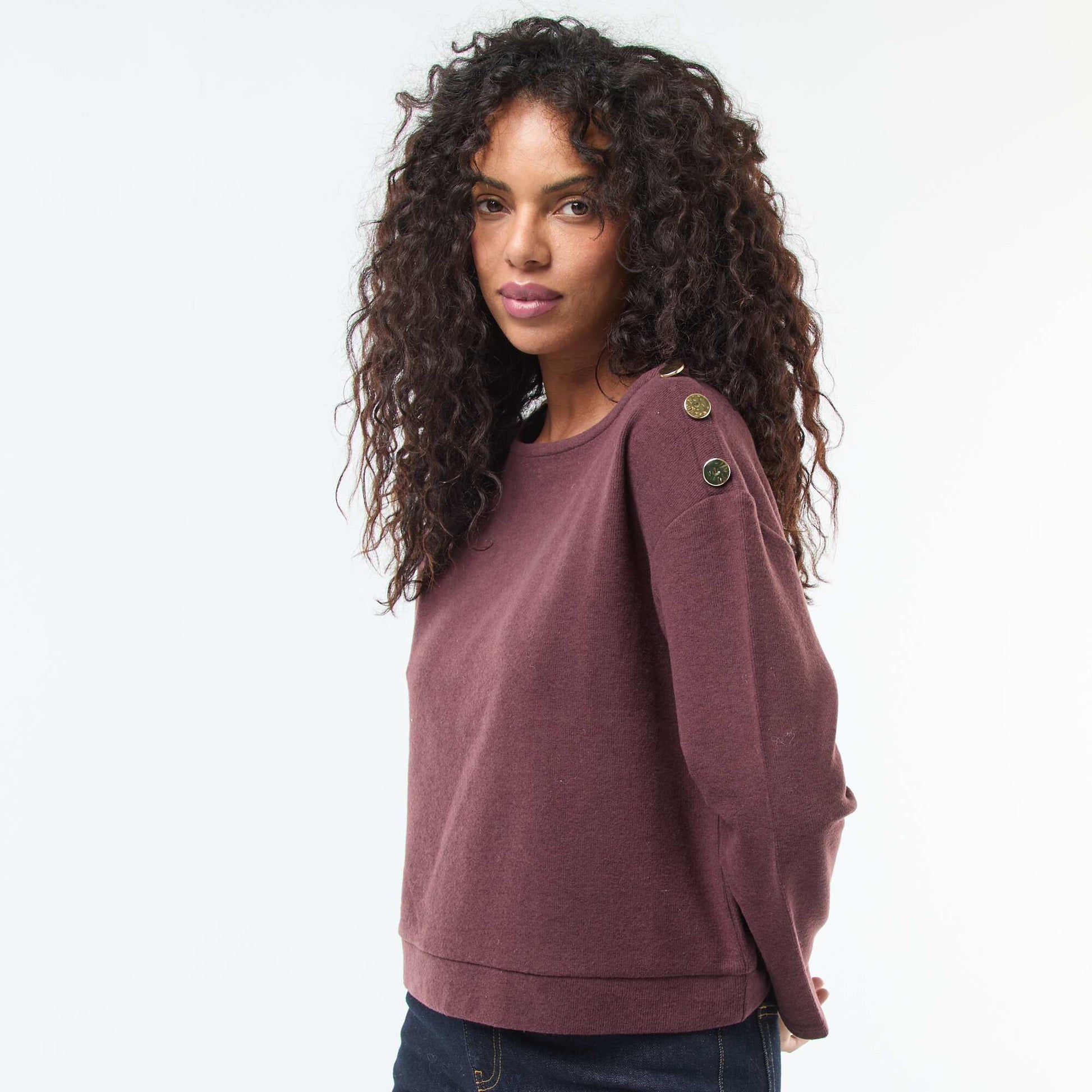 Sweater con botones decorativos dorados en el hombro PURPURA