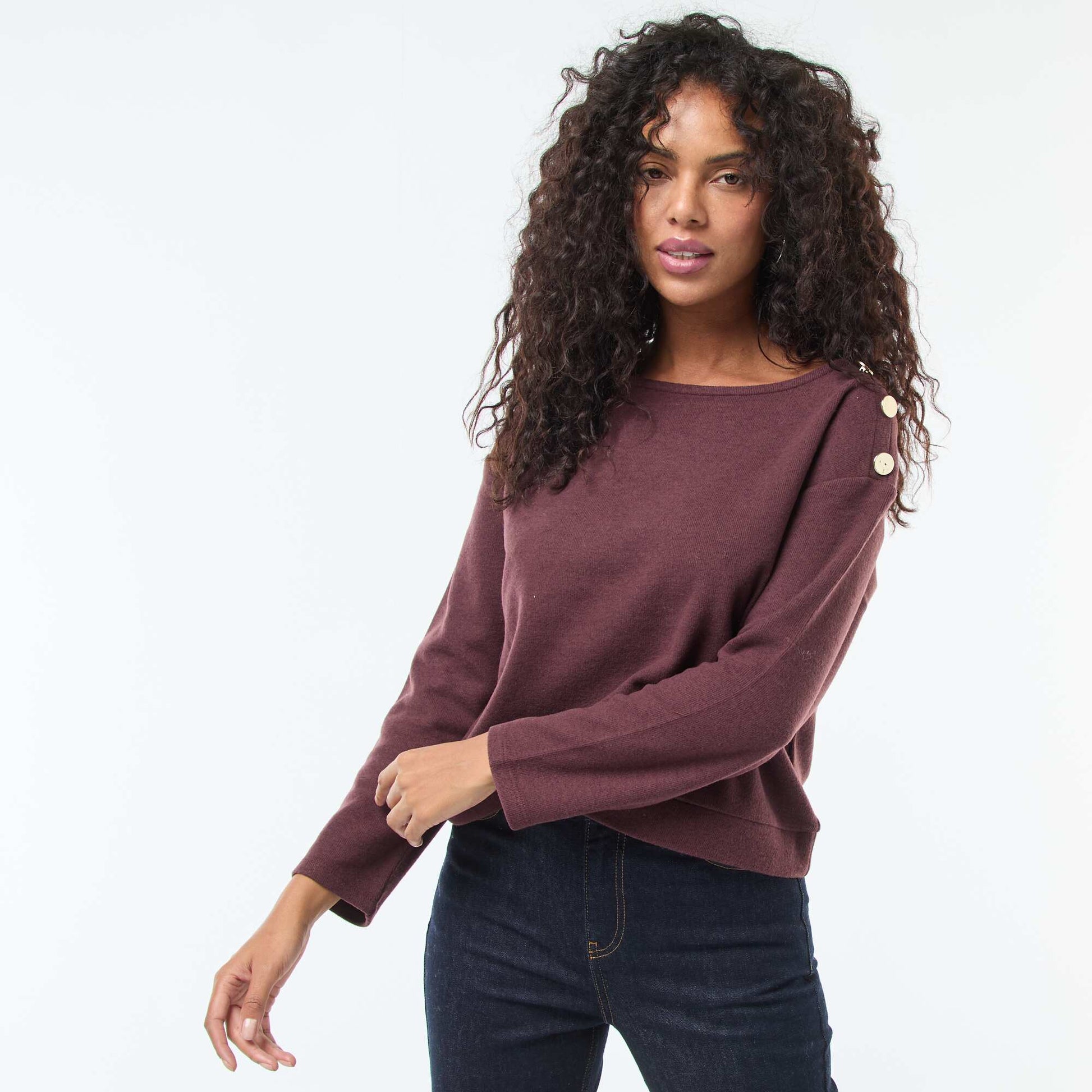 Sweater con botones decorativos dorados en el hombro PURPURA