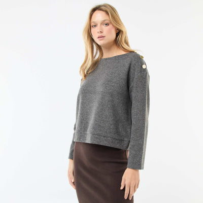 Sweater con botones decorativos dorados en el hombro GRIS