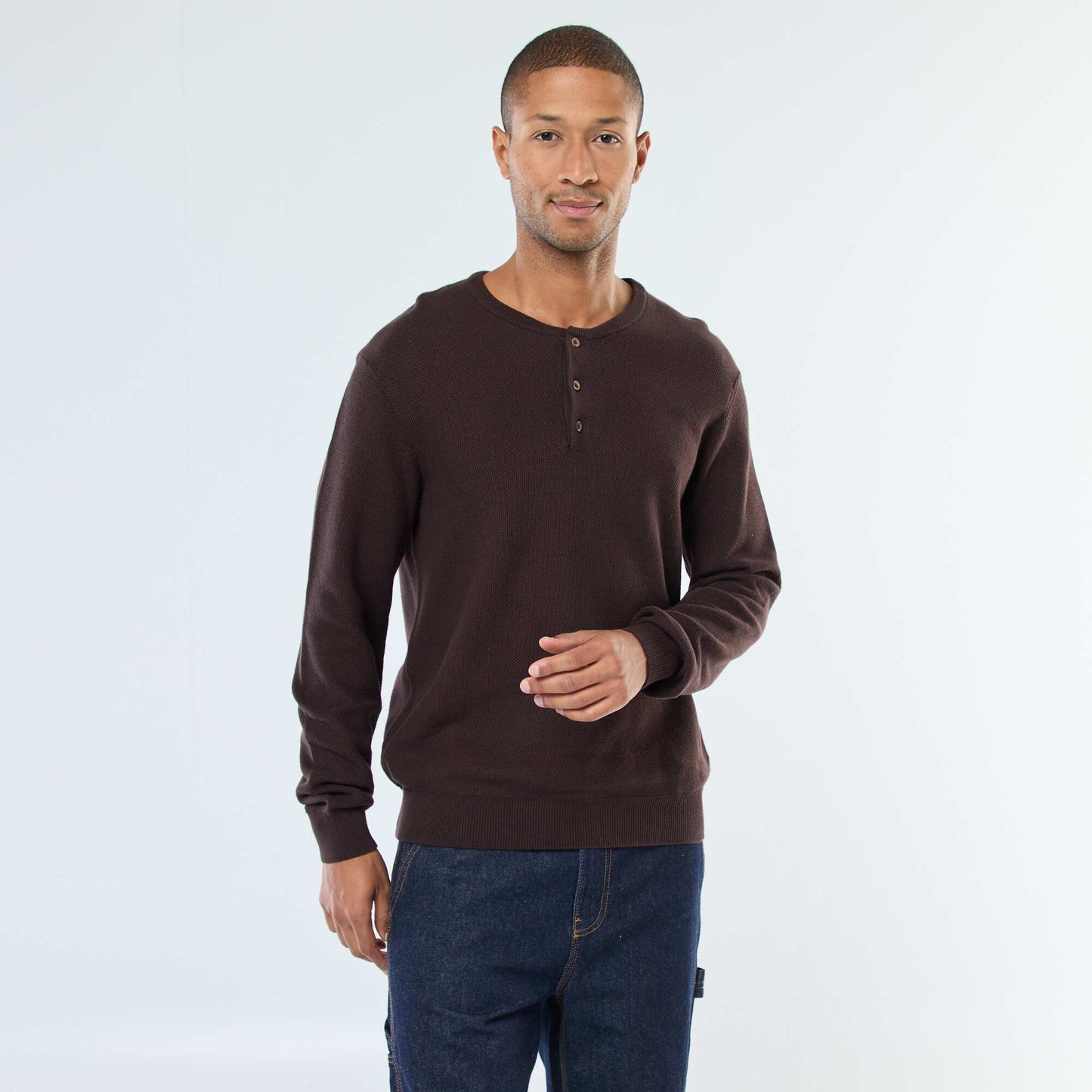 Sweater de punto fantasía con cuello redondo abotonado MARRON