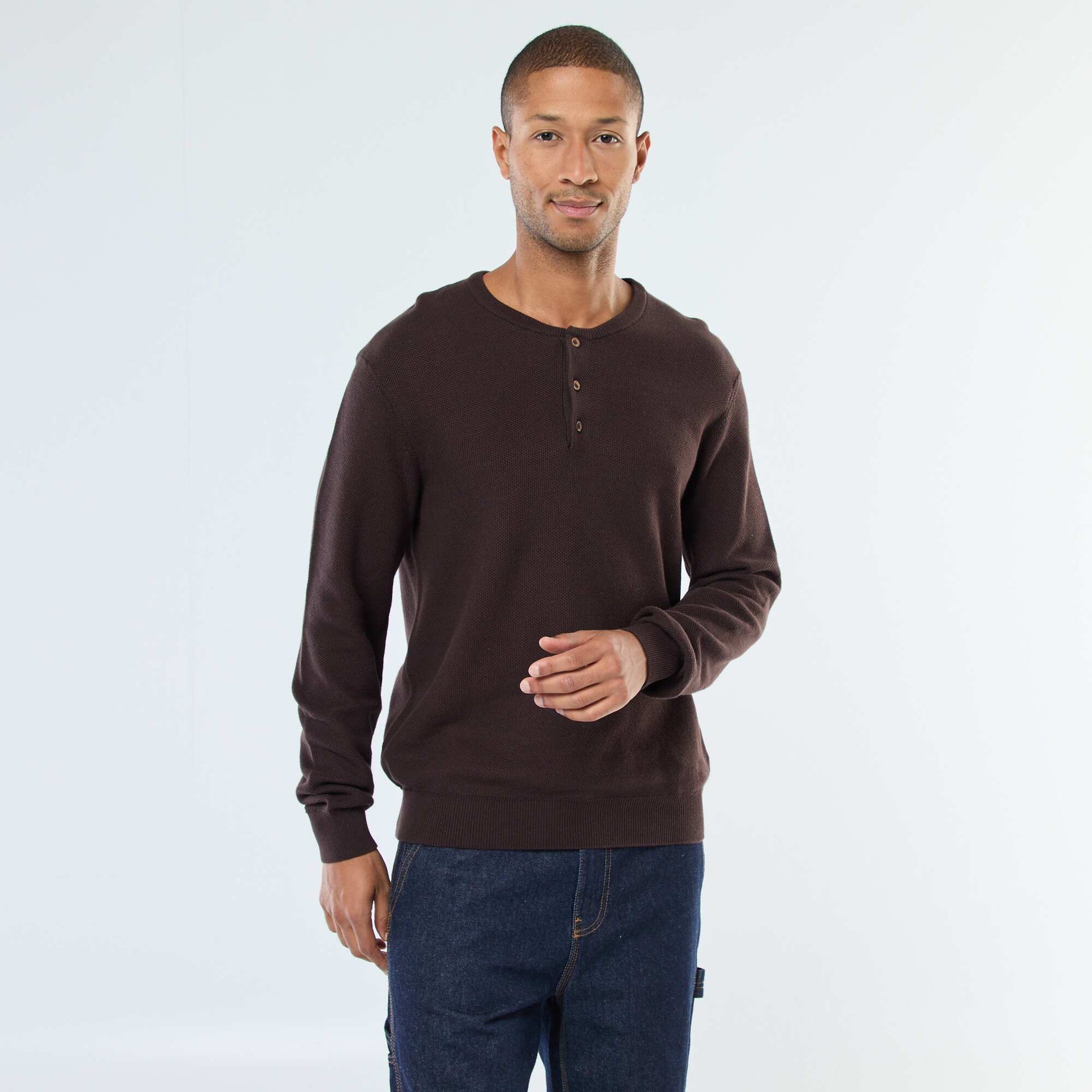 Sweater de punto fantasía con cuello redondo abotonado MARRON