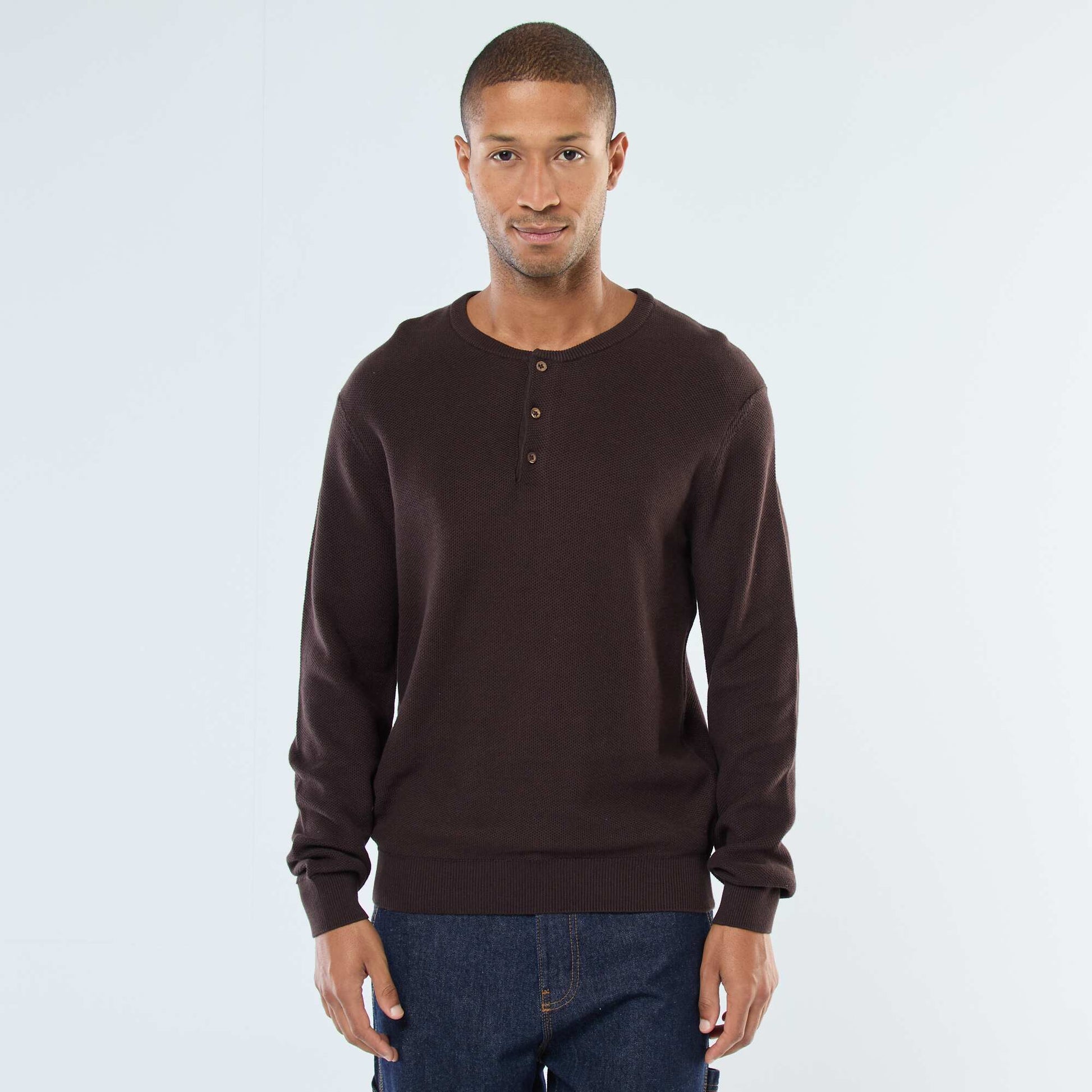 Sweater de punto fantasía con cuello redondo abotonado MARRON