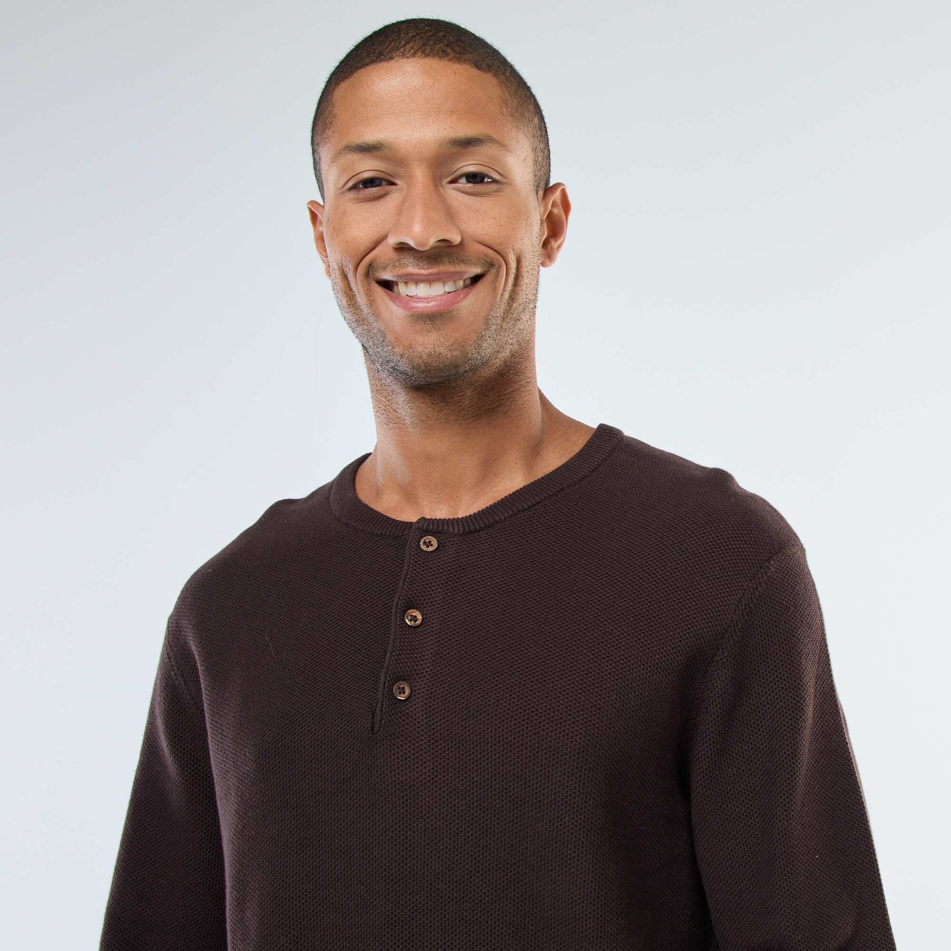 Sweater de punto fantasía con cuello redondo abotonado MARRON
