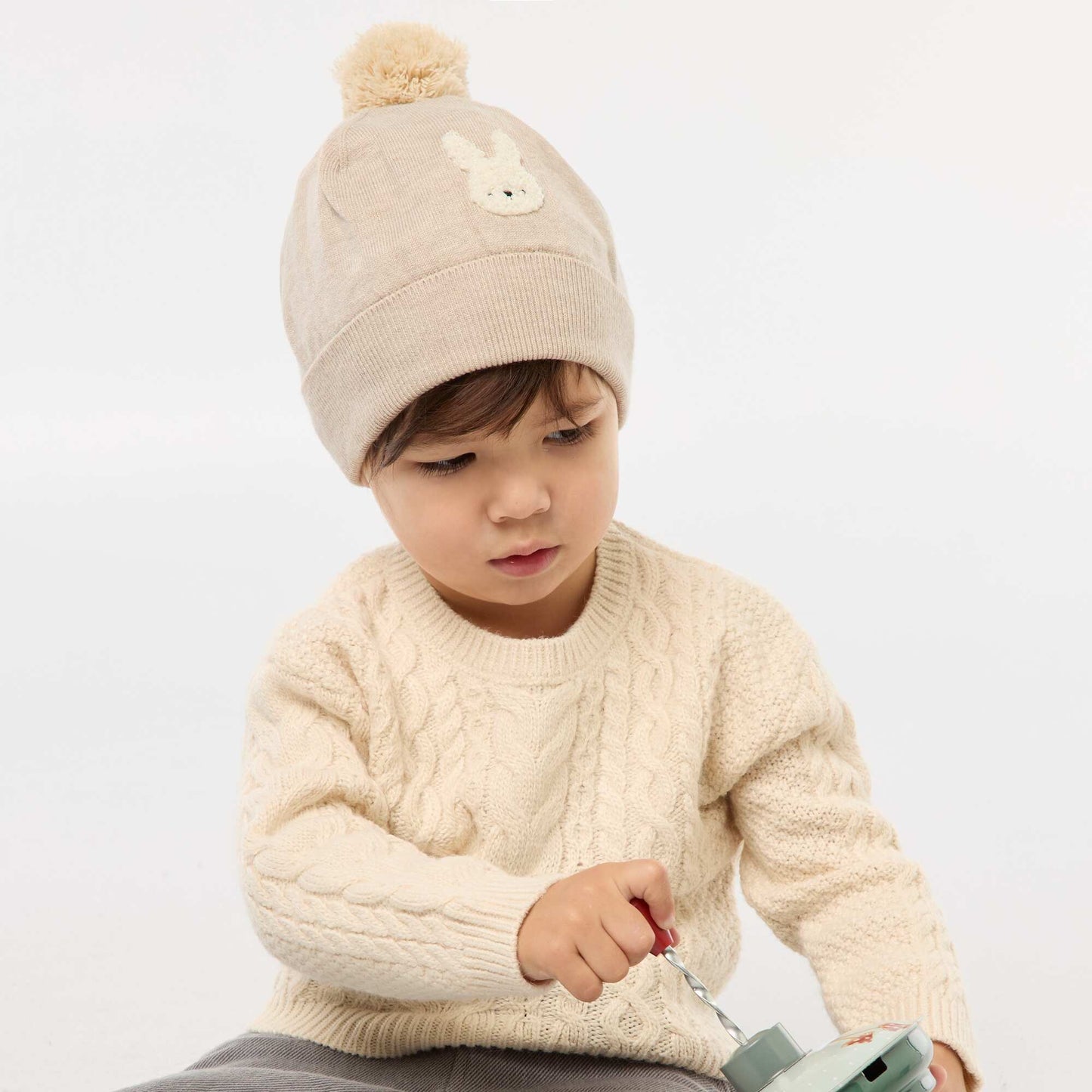 Gorro de punto con pompón BEIGE