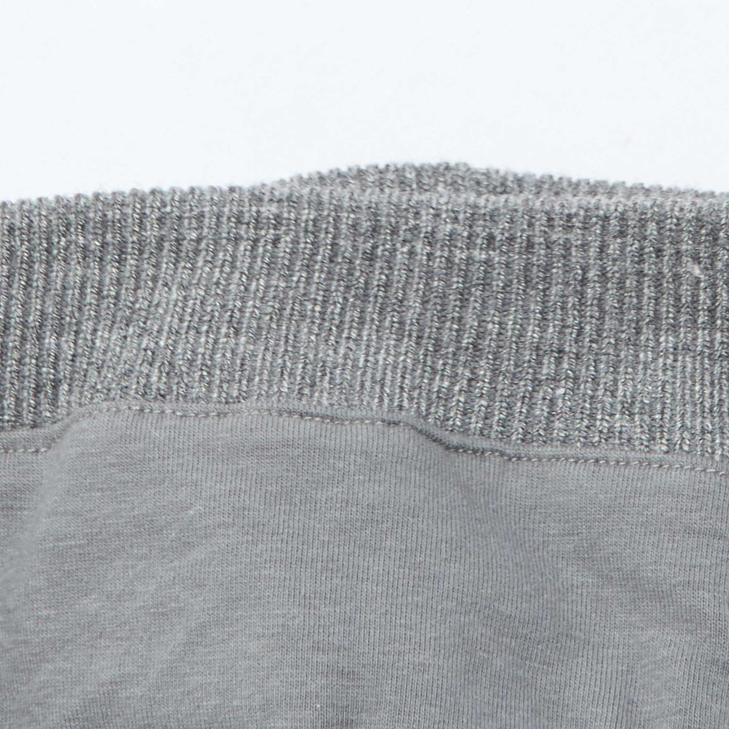 Gorro de punto con pompón GRIS
