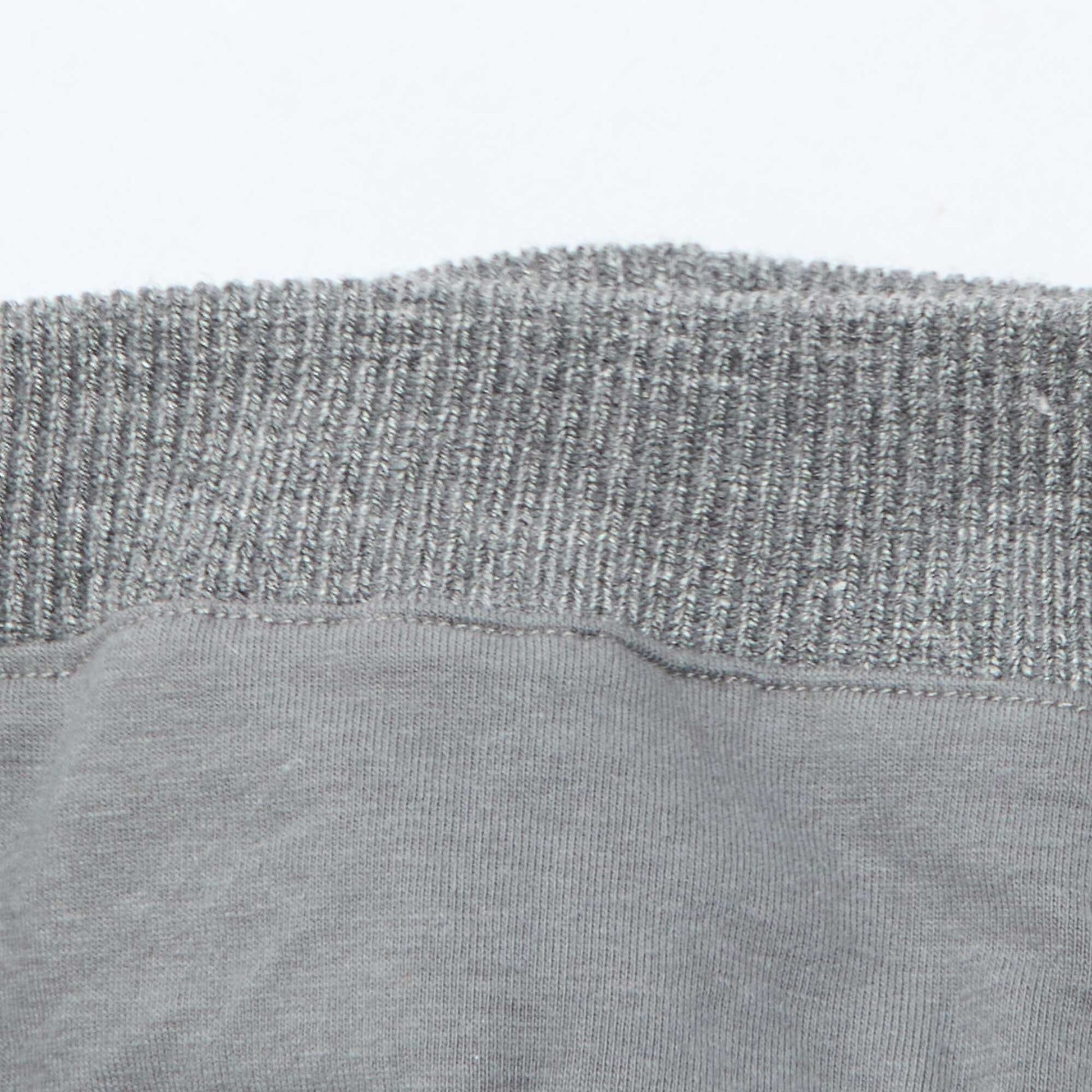 Gorro de punto con pompón GRIS