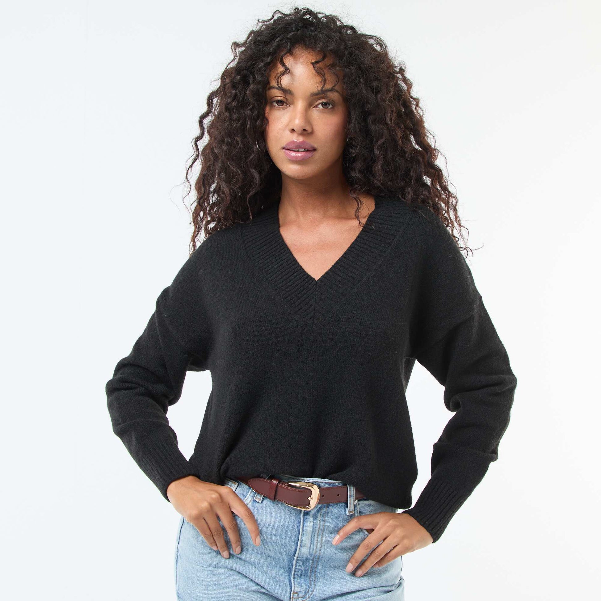 Sweater liso con cuello en pico NEGRO