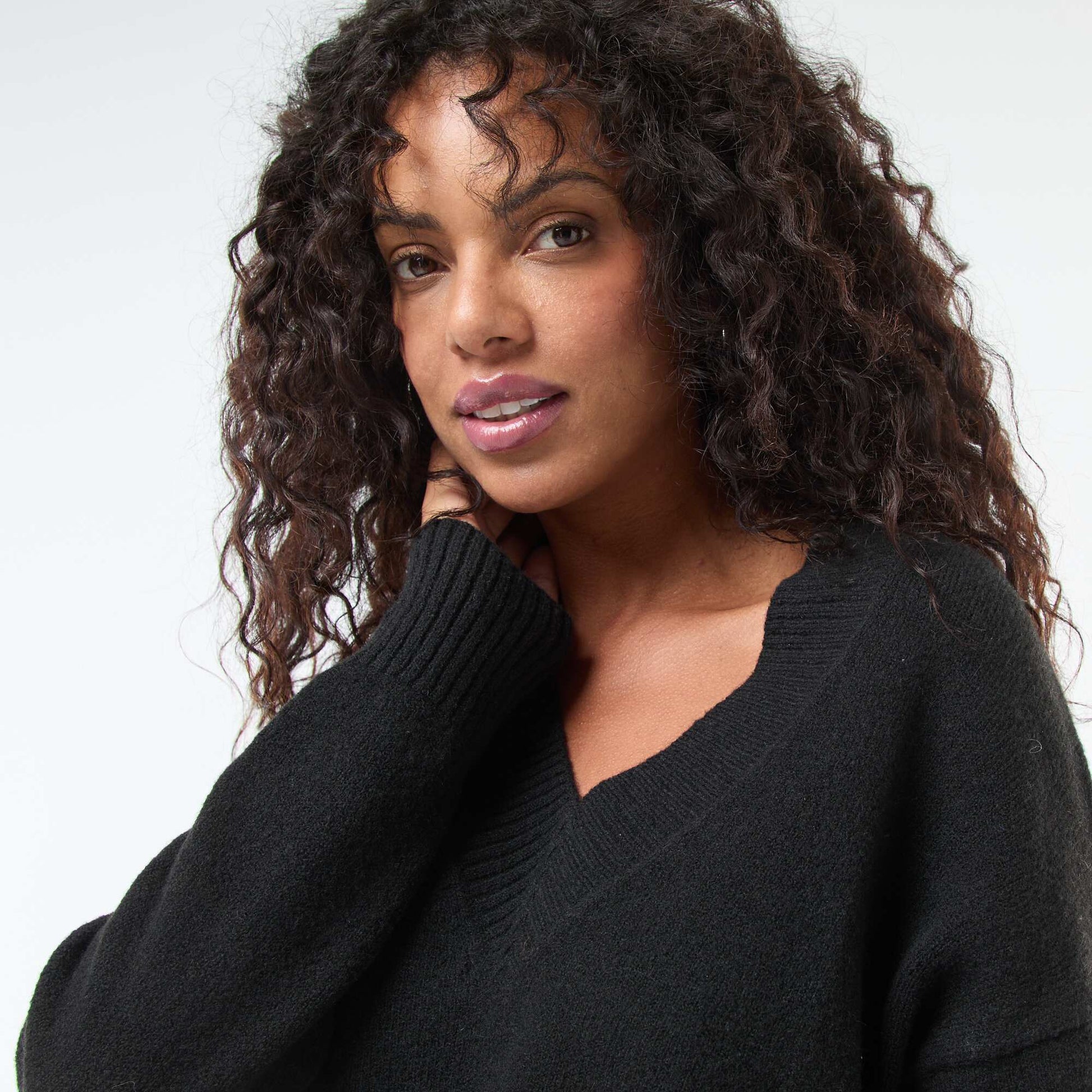 Sweater liso con cuello en pico NEGRO