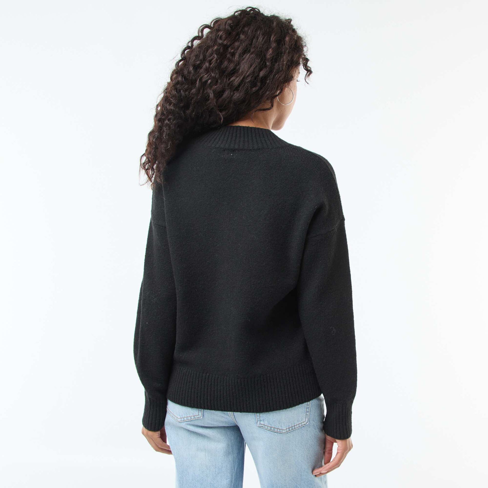 Sweater liso con cuello en pico NEGRO