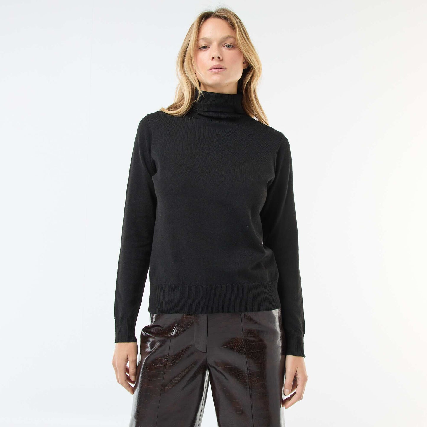 Sweater de cuello alto liso NEGRO