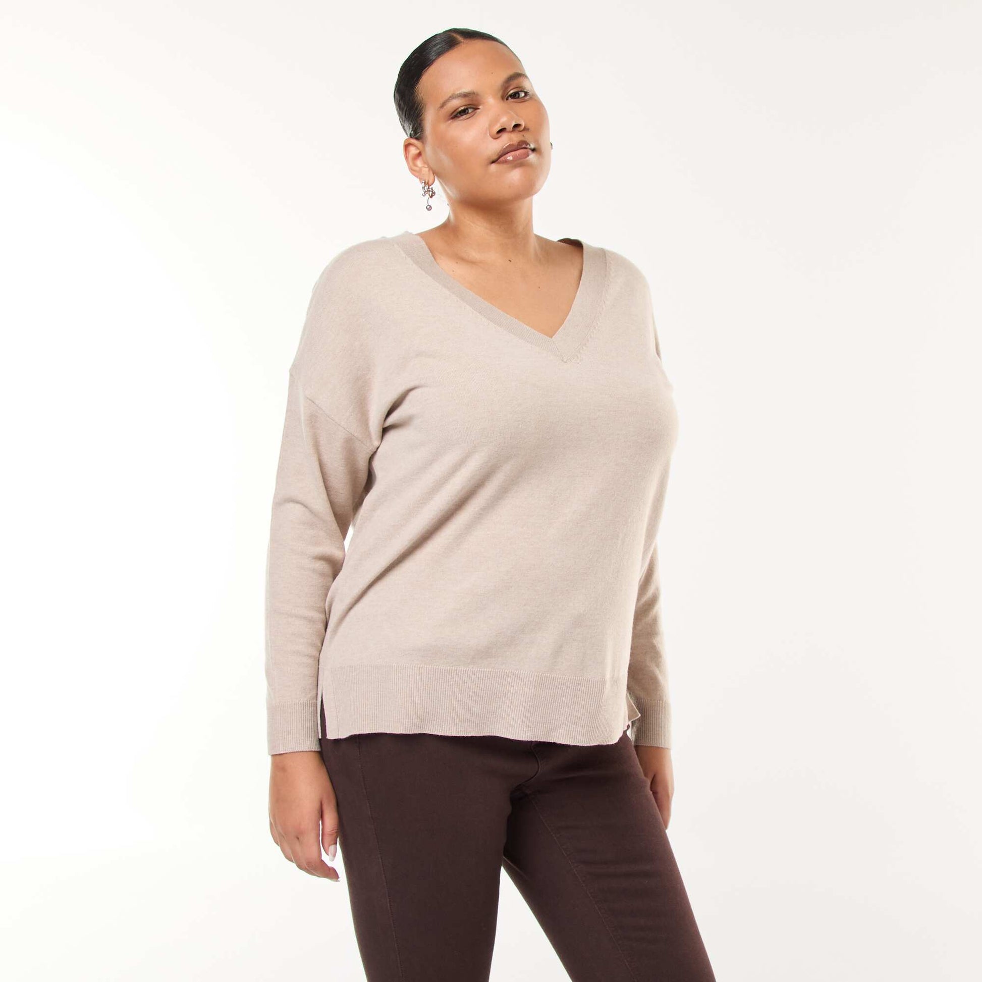 Sweater de punto fino con cuello en V BEIGE