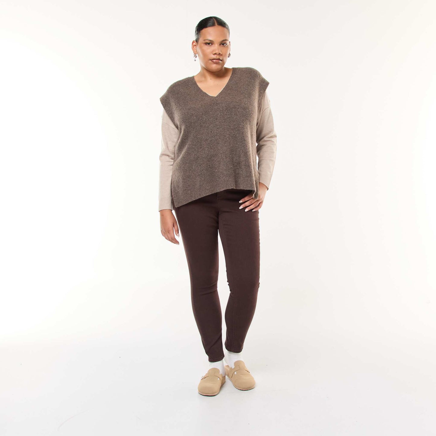 Sweater de punto fino con cuello en V BEIGE