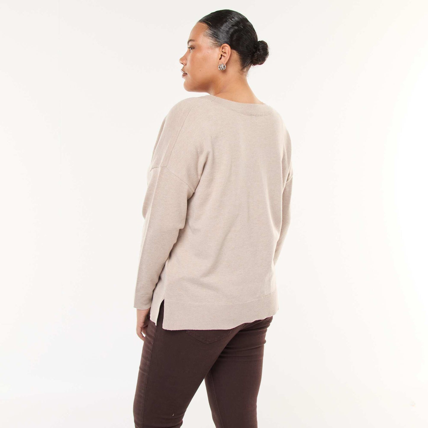 Sweater de punto fino con cuello en V BEIGE