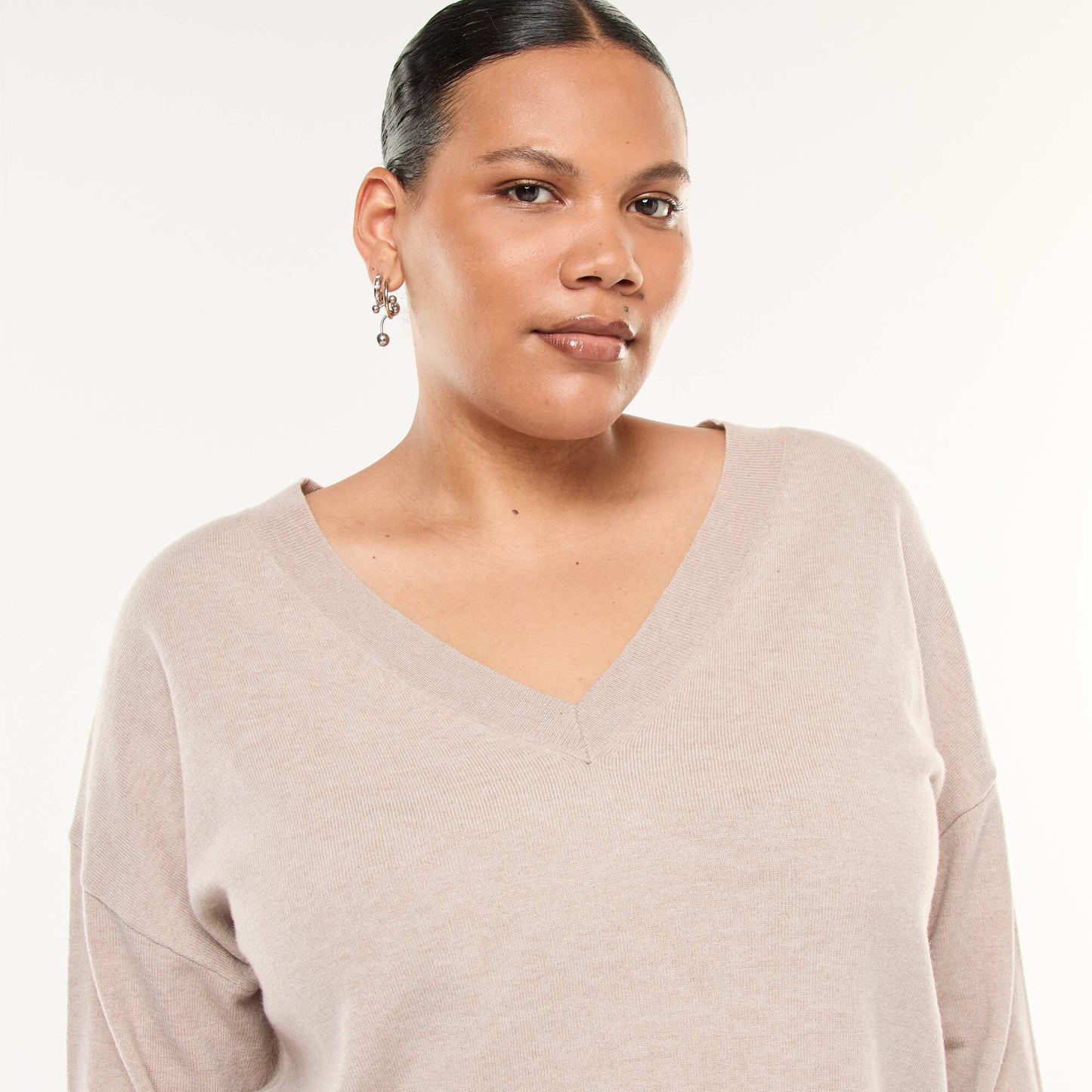 Sweater de punto fino con cuello en V BEIGE
