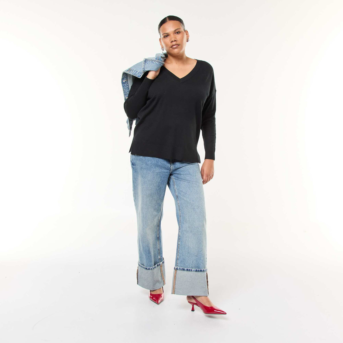 Sweater de punto fino con cuello en pico NEGRO