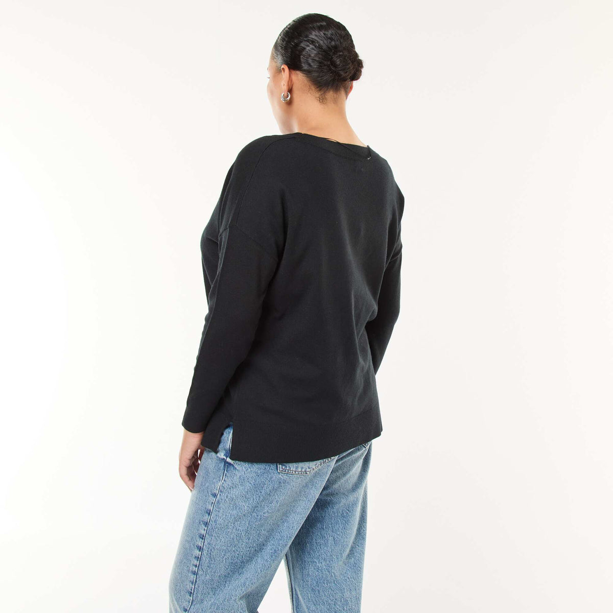 Sweater de punto fino con cuello en pico NEGRO