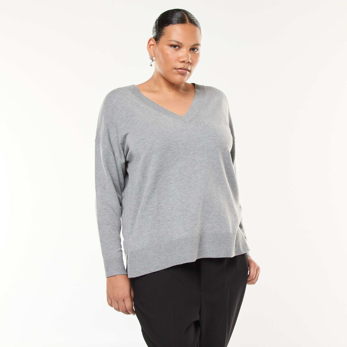 Sweater de punto fino con cuello en pico GRIS