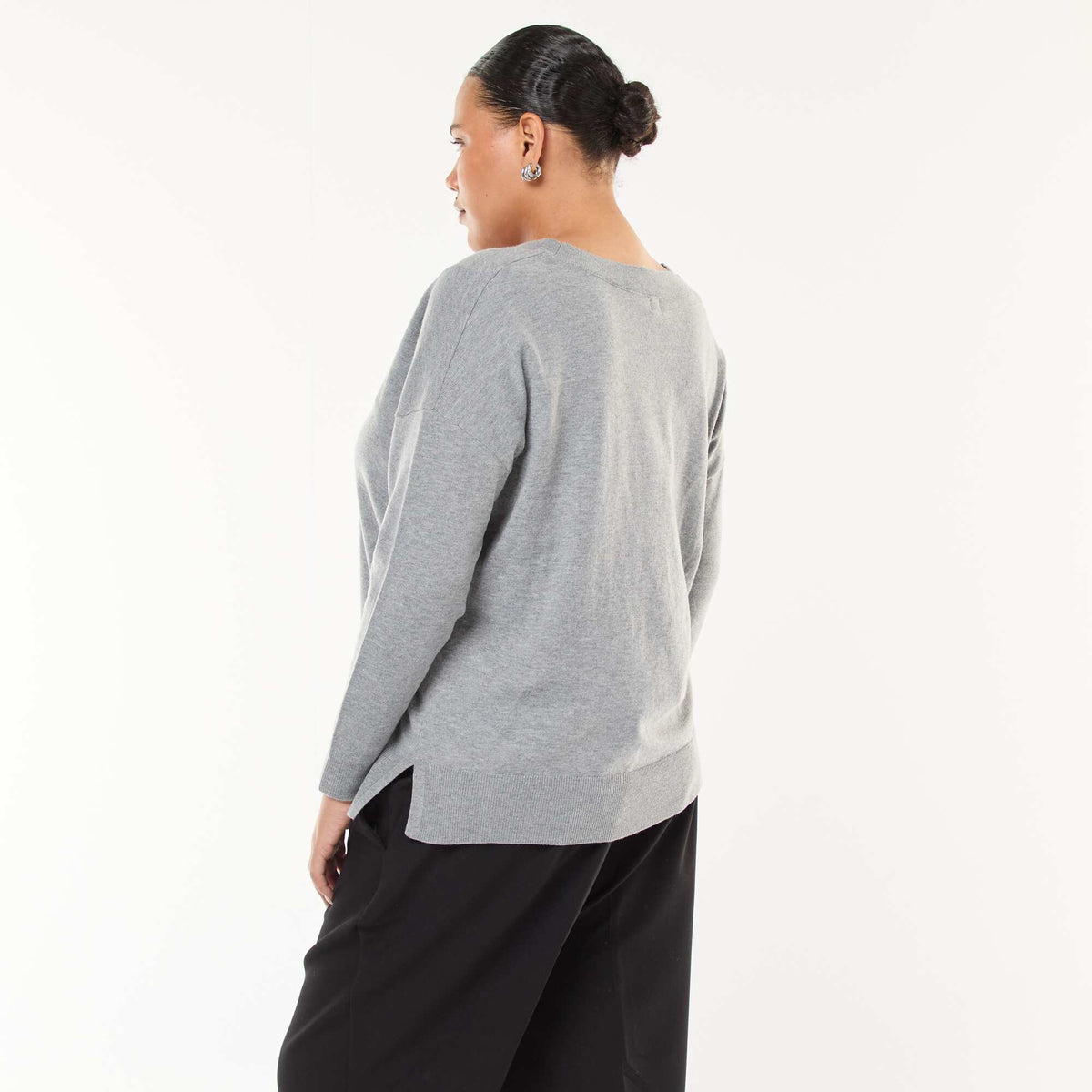 Sweater de punto fino con cuello en pico GRIS