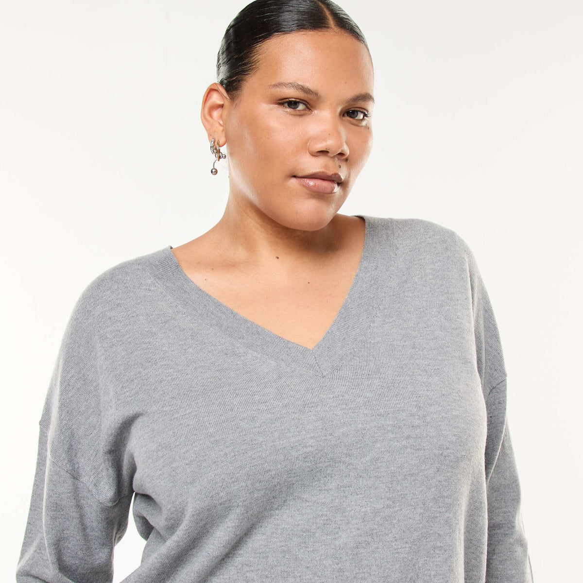 Sweater de punto fino con cuello en pico GRIS