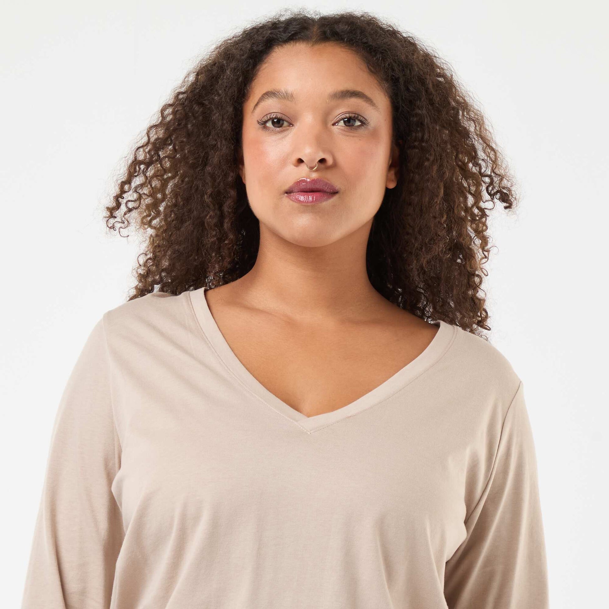 Camiseta de punto con cuello en V y manga corta BEIGE
